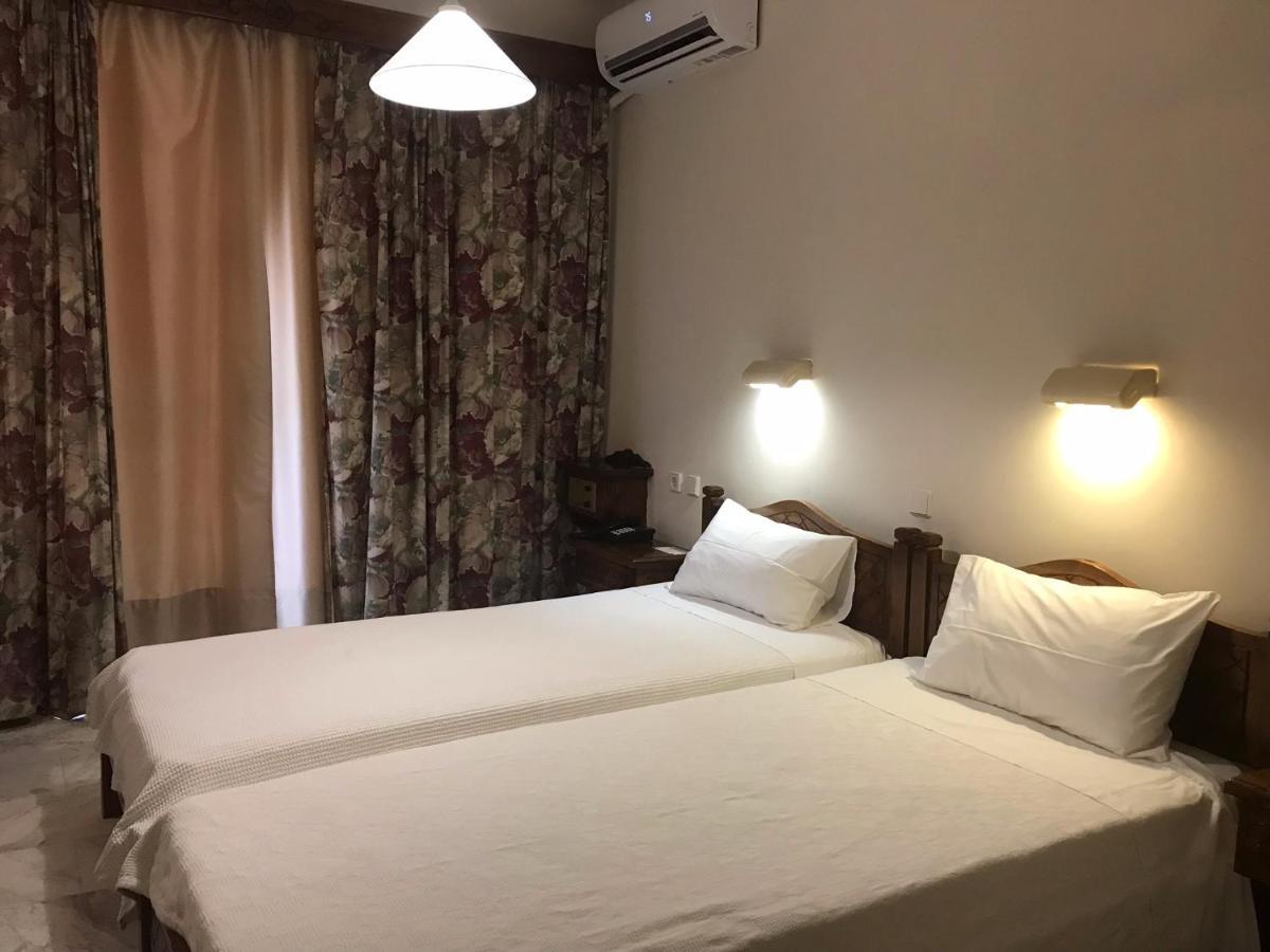 Batis Hotel Livanátai Buitenkant foto