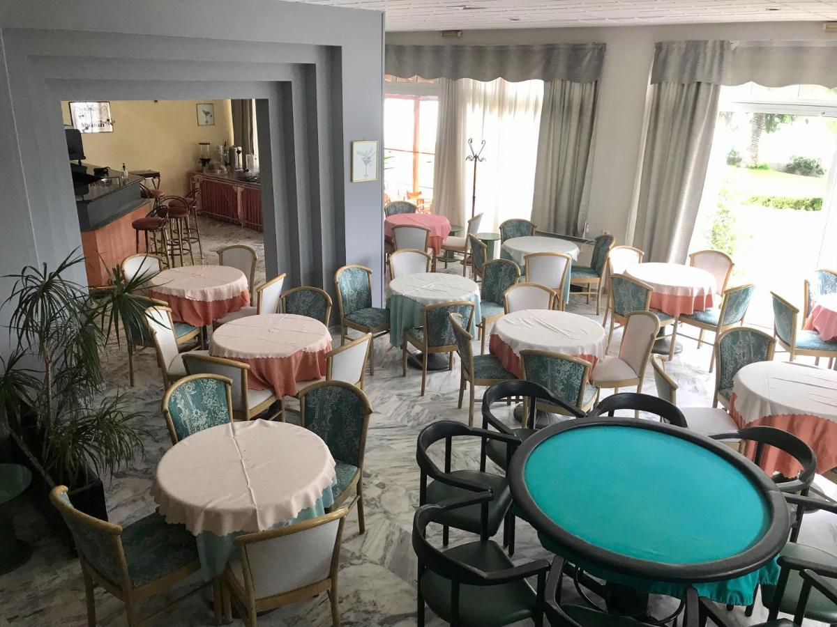 Batis Hotel Livanátai Buitenkant foto