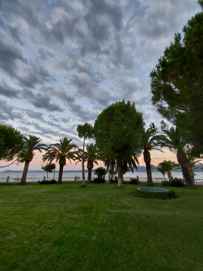 Batis Hotel Livanátai Buitenkant foto
