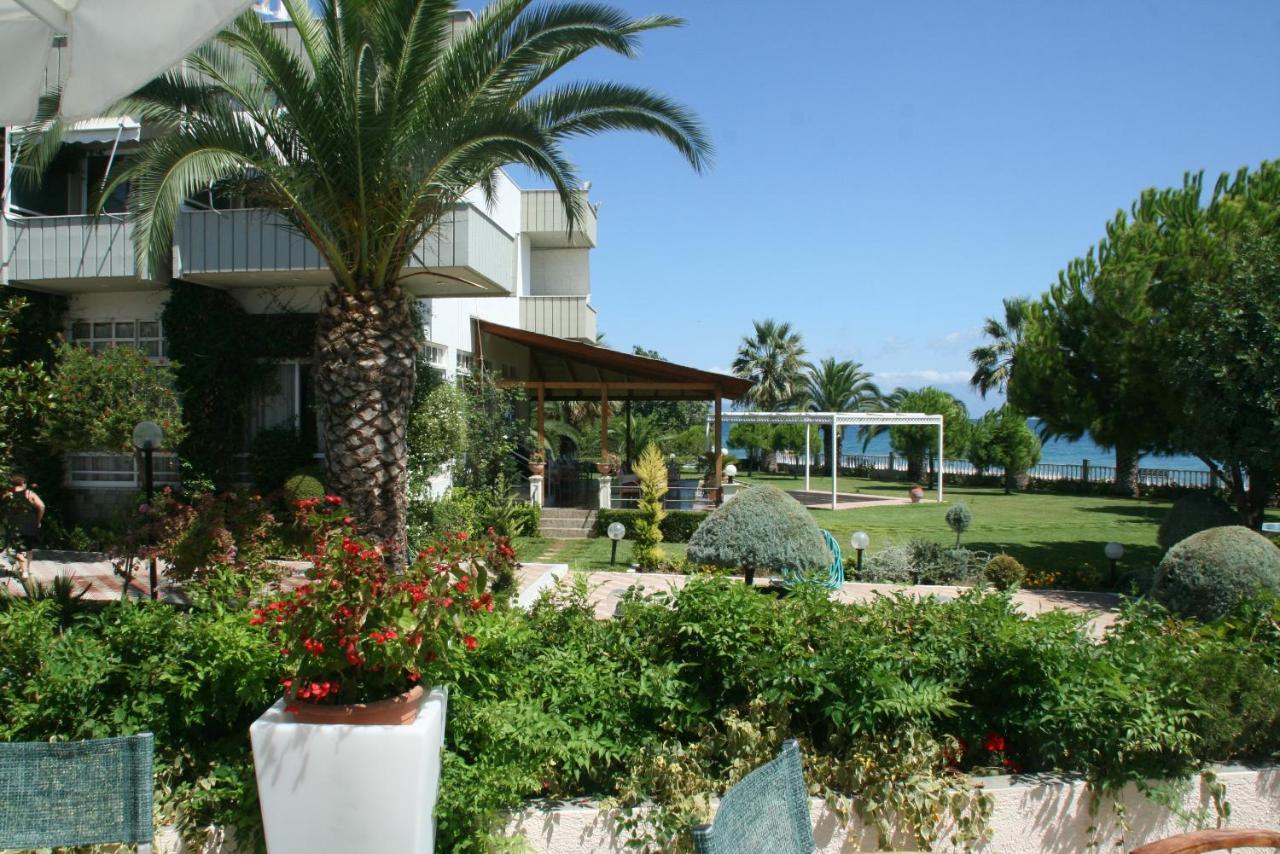 Batis Hotel Livanátai Buitenkant foto