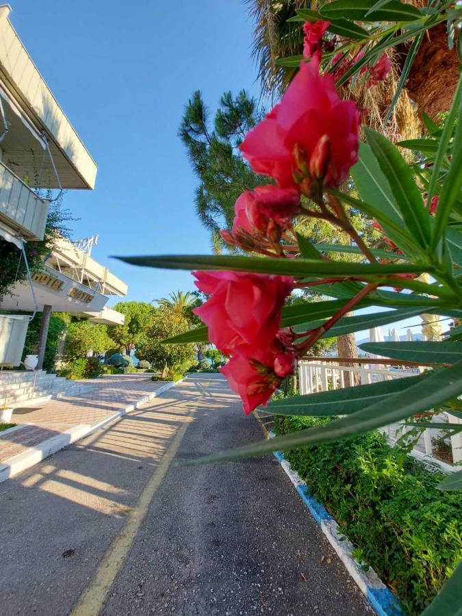 Batis Hotel Livanátai Buitenkant foto
