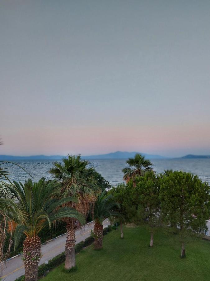 Batis Hotel Livanátai Buitenkant foto