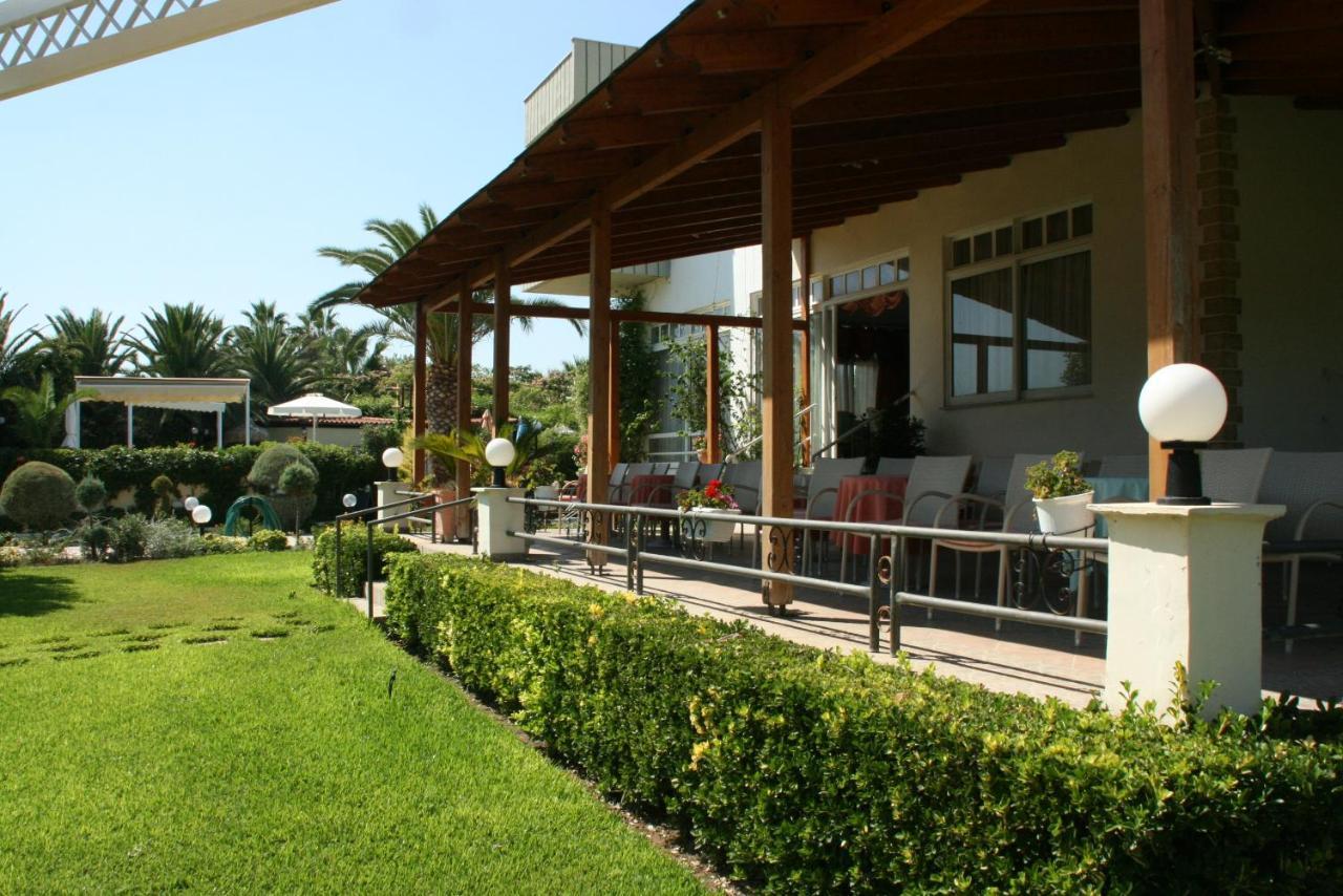 Batis Hotel Livanátai Buitenkant foto