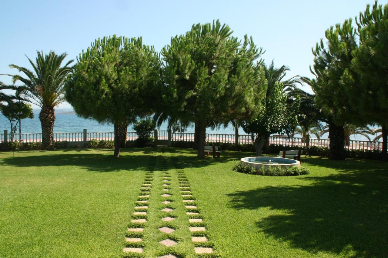 Batis Hotel Livanátai Buitenkant foto