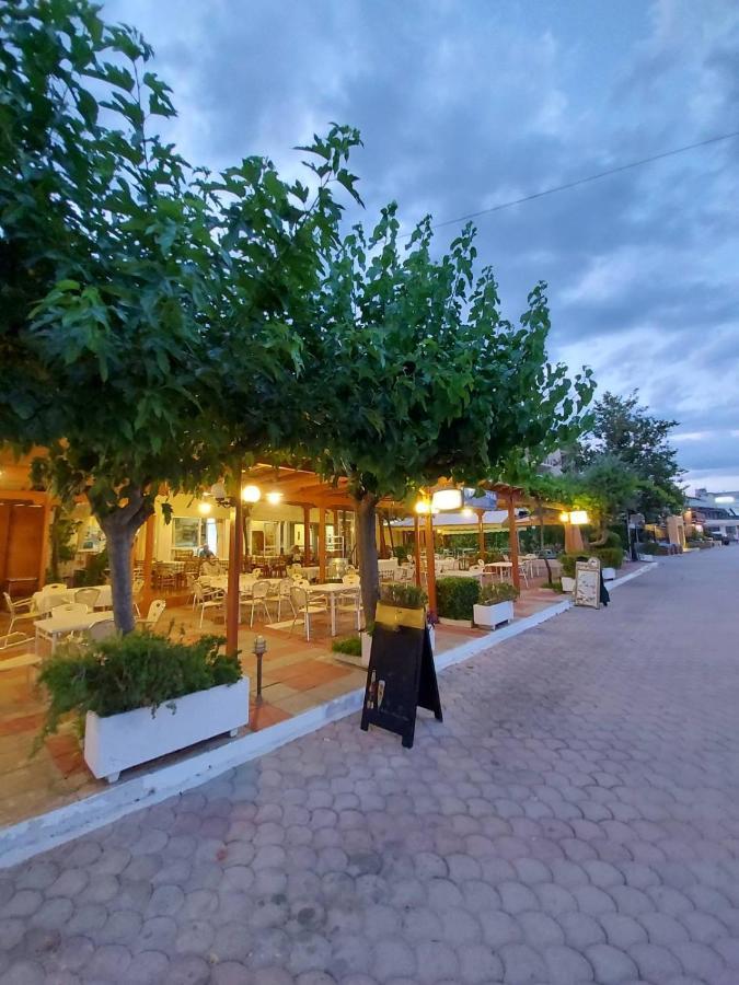 Batis Hotel Livanátai Buitenkant foto