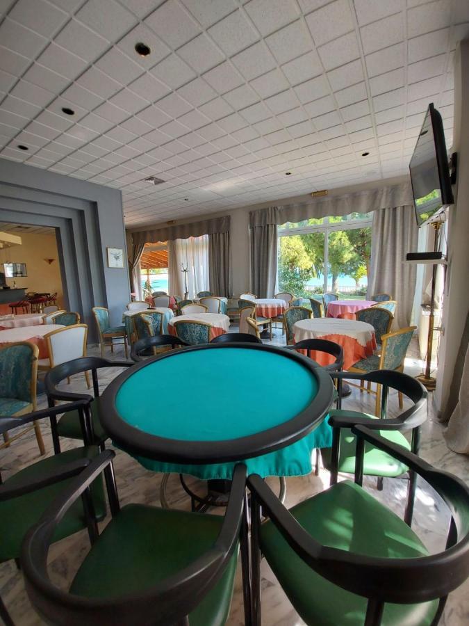 Batis Hotel Livanátai Buitenkant foto