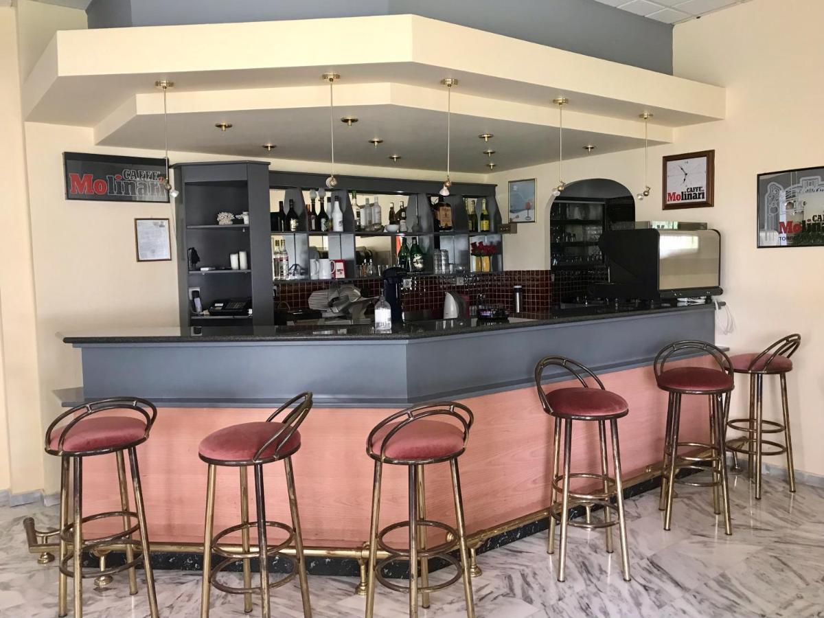 Batis Hotel Livanátai Buitenkant foto