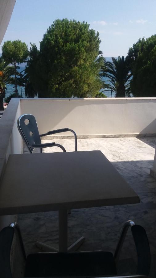 Batis Hotel Livanátai Buitenkant foto